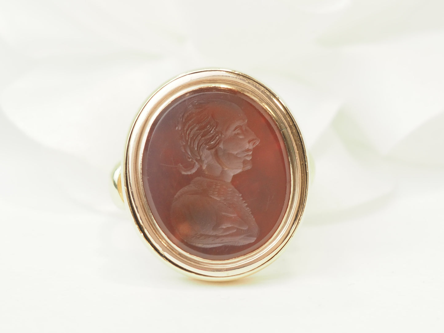 Bague intaille sur cornaline en or jaune et or rose