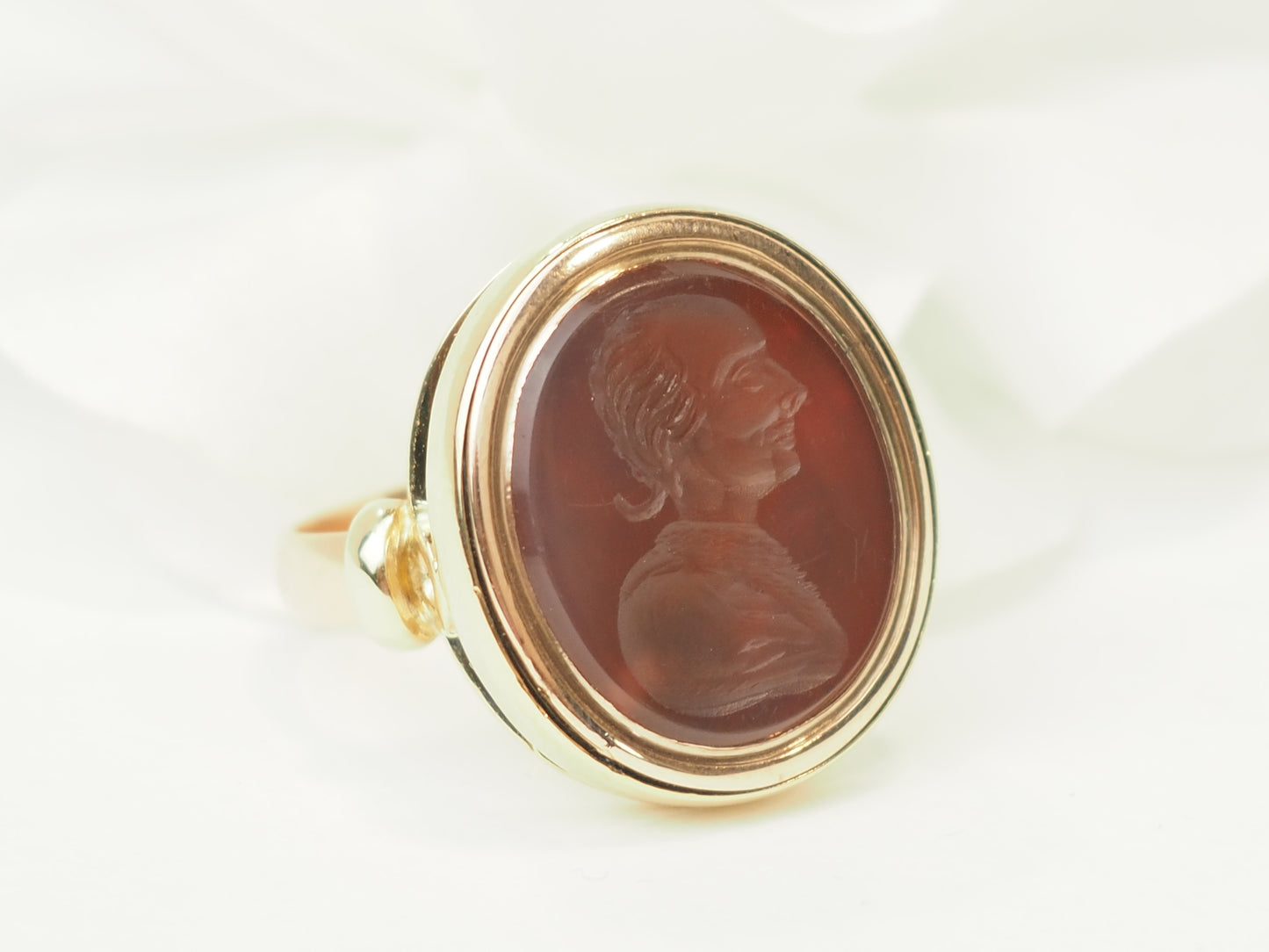 Bague intaille sur cornaline en or jaune et or rose