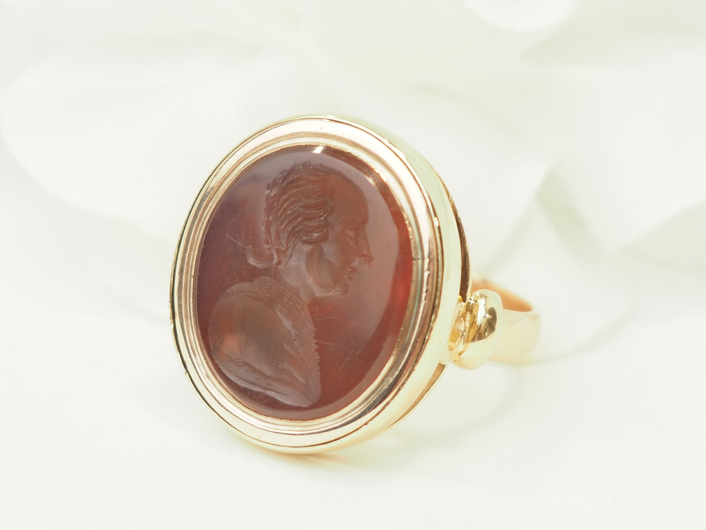 Bague intaille sur cornaline en or jaune et or rose