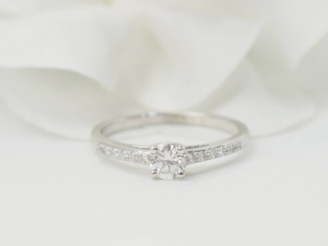 Bague solitaire en or blanc et diamants 0.30 ct