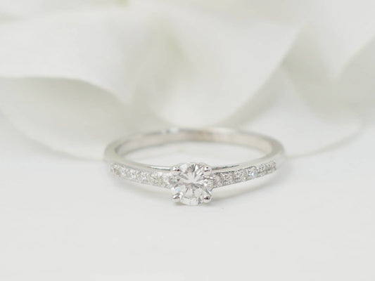 Bague solitaire en or blanc et diamants 0.30 ct