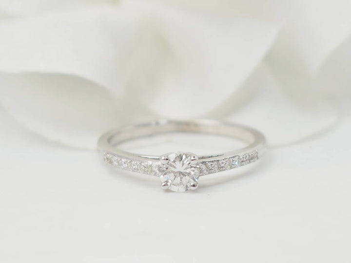 Bague solitaire en or blanc et diamants 0.30 ct