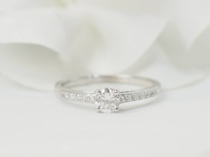 Bague solitaire en or blanc et diamants 0.30 ct