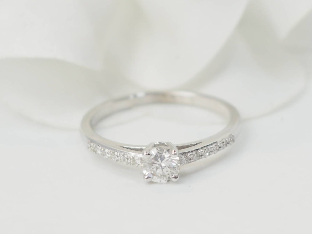 Bague solitaire en or blanc et diamants 0.30 ct