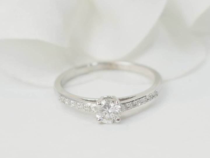 Bague solitaire en or blanc et diamants 0.30 ct