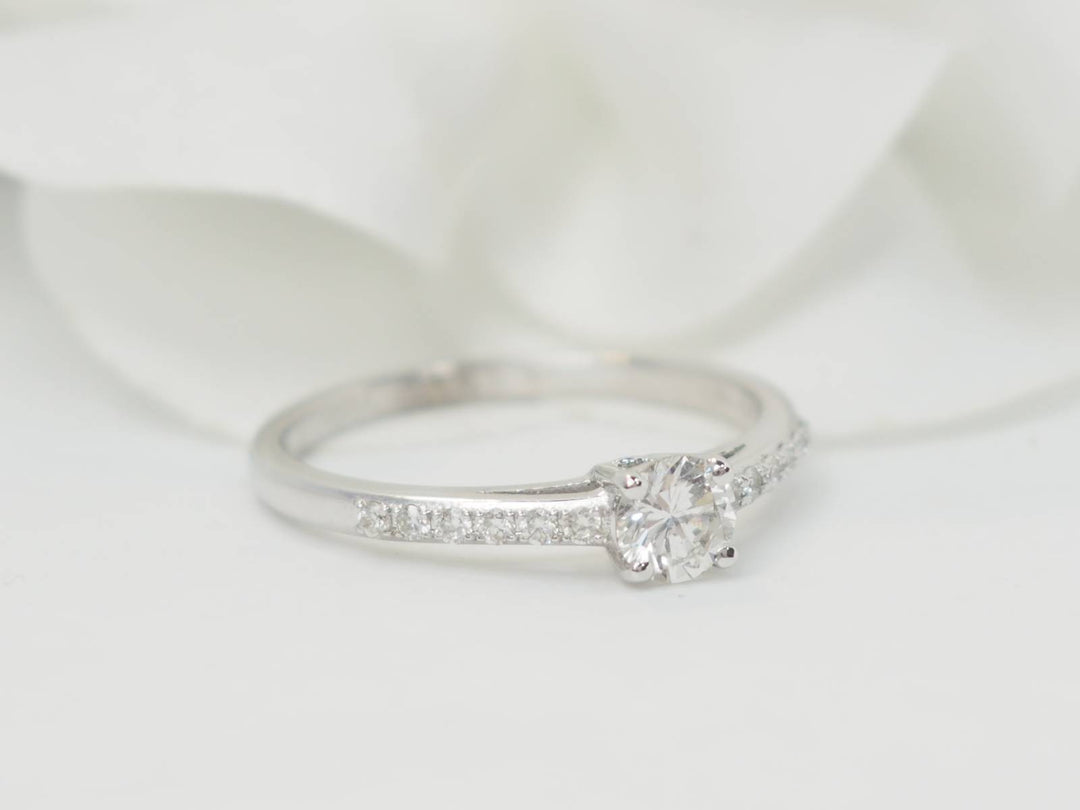Bague solitaire en or blanc et diamants 0.30 ct