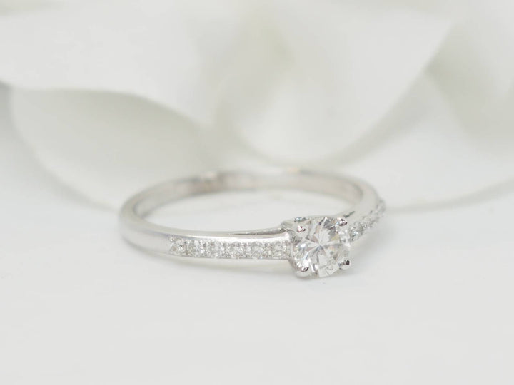Bague solitaire en or blanc et diamants 0.30 ct