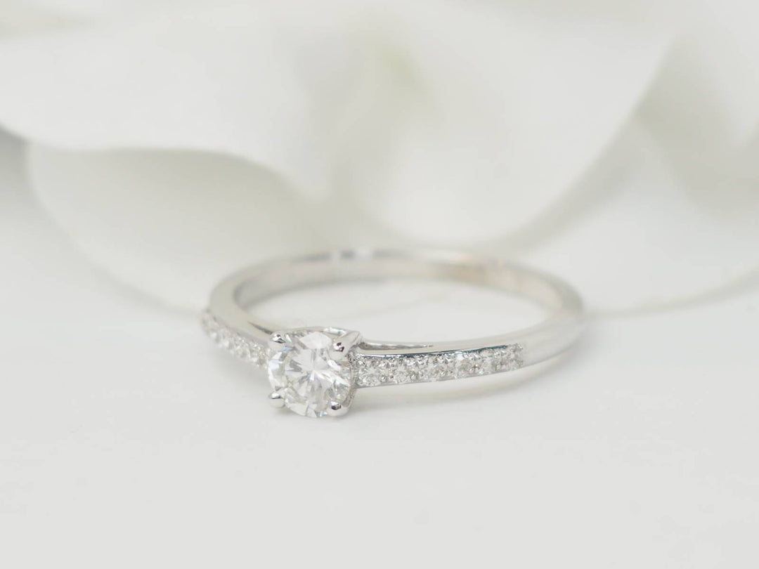 Bague solitaire en or blanc et diamants 0.30 ct
