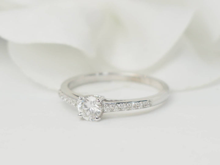 Bague solitaire en or blanc et diamants 0.30 ct