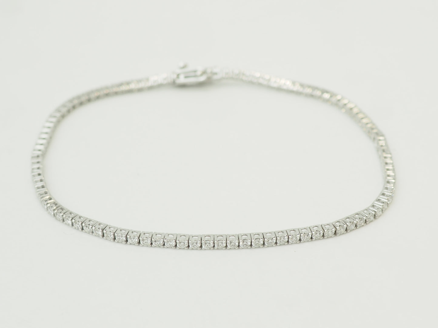 Bracelet rivière en or blanc et diamants 1,84ct