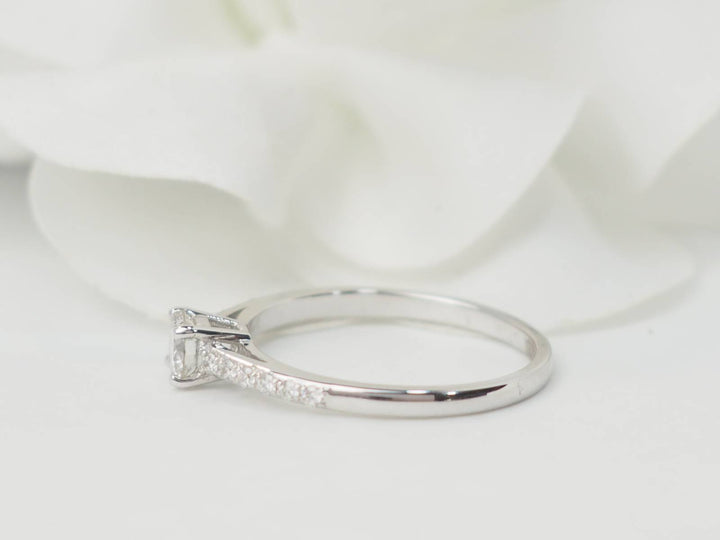 Bague solitaire en or blanc et diamants 0.30 ct