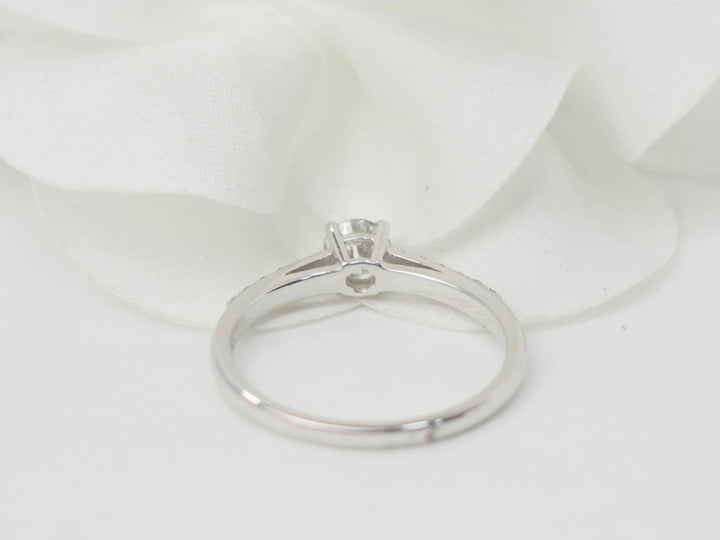 Bague solitaire en or blanc et diamants 0.30 ct