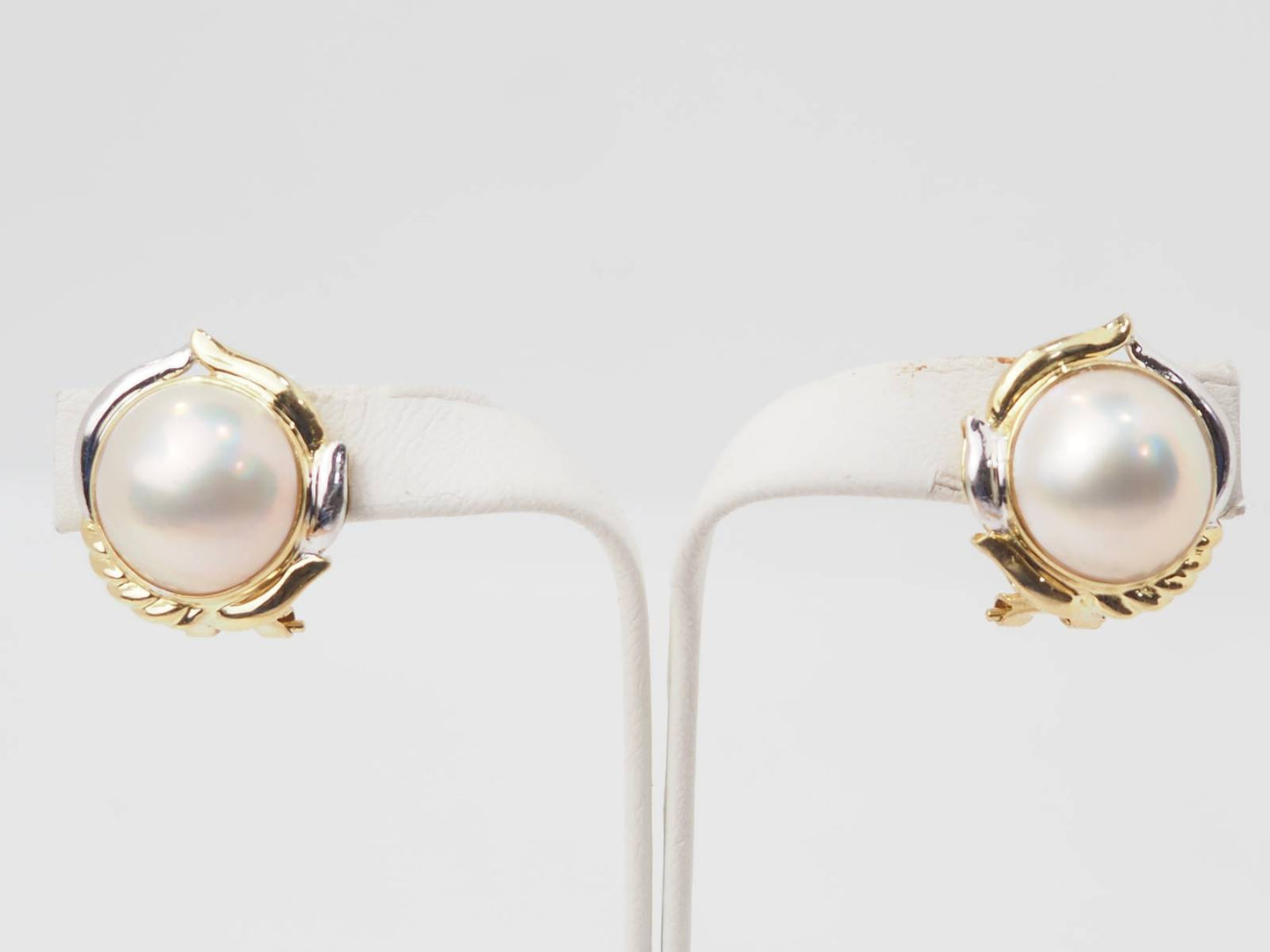 Boucles d'oreilles importantes en or bicolore et demis perles