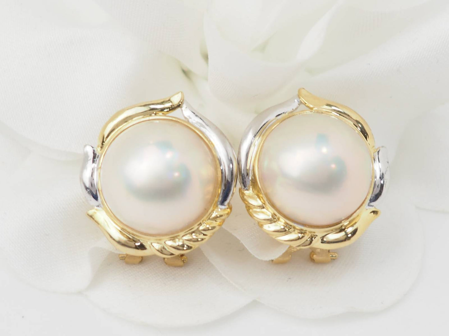 Boucles d'oreilles importantes en or bicolore et demis perles