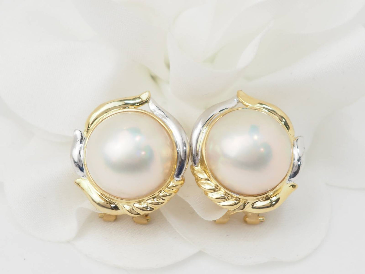 Boucles d'oreilles importantes en or bicolore et demis perles