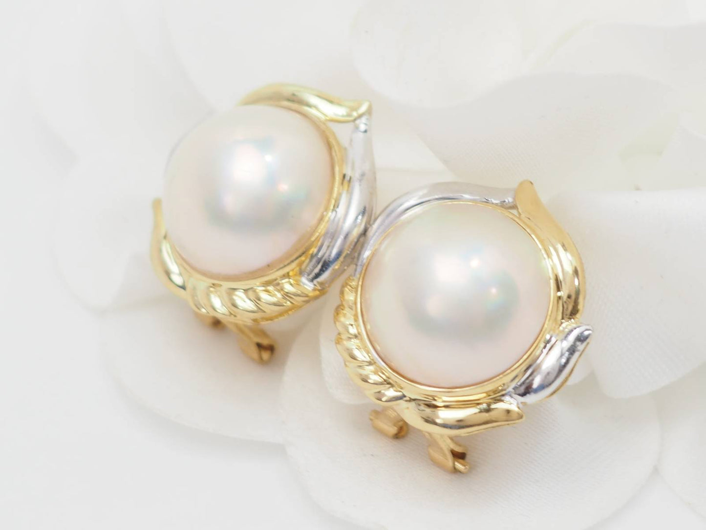 Boucles d'oreilles importantes en or bicolore et demis perles