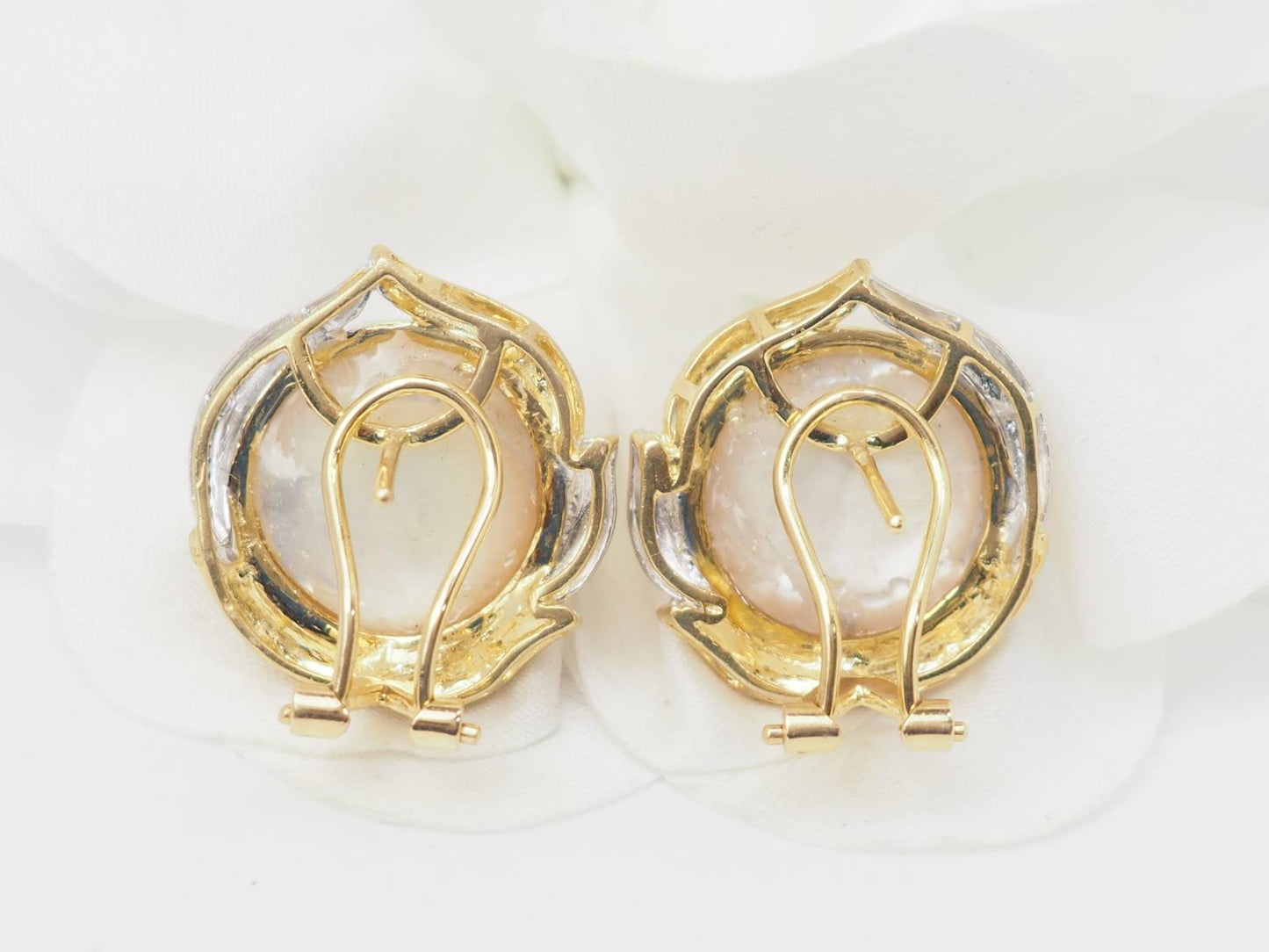 Boucles d'oreilles importantes en or bicolore et demis perles