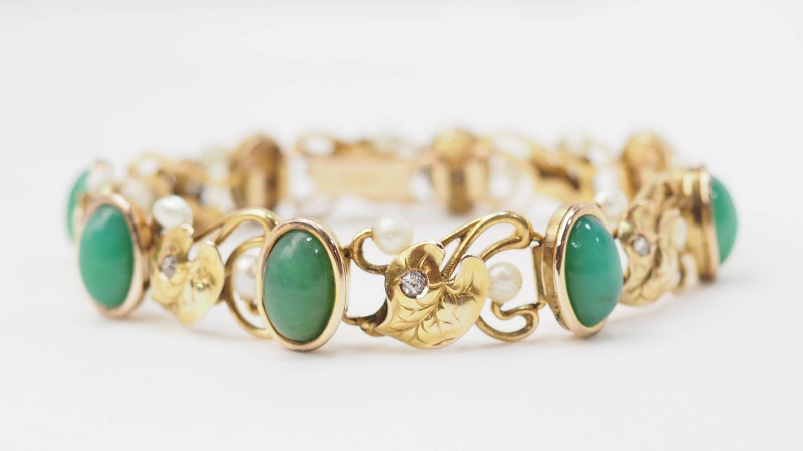 Bracelet ancien en or jaune, Jade diamants et perles fines