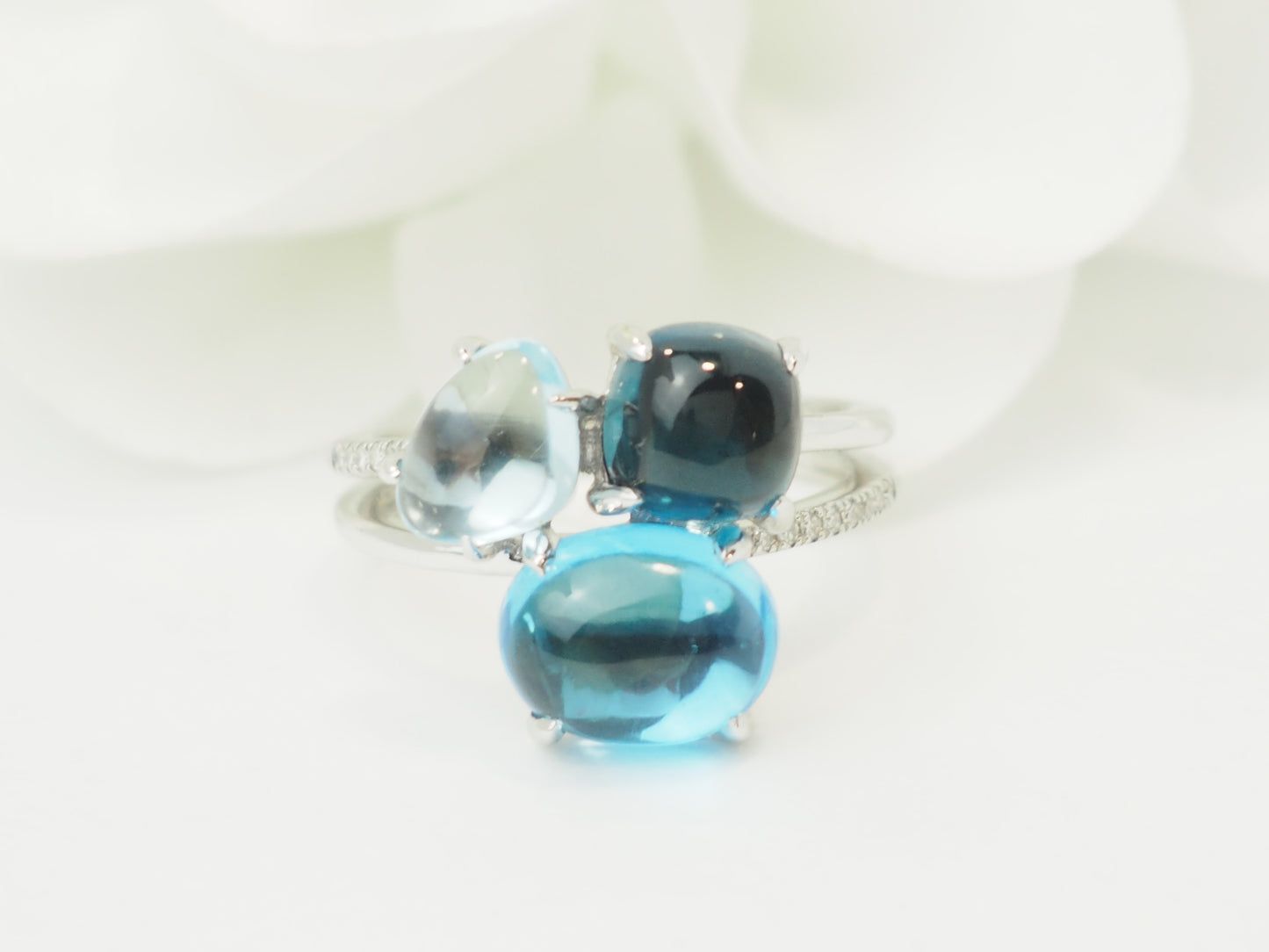 Bague aigue-marine et topazes bleues en or blanc