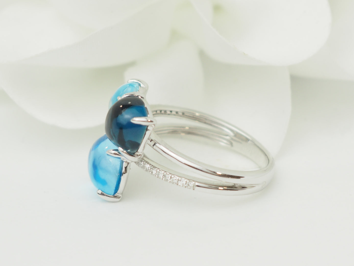 Bague aigue-marine et topazes bleues en or blanc