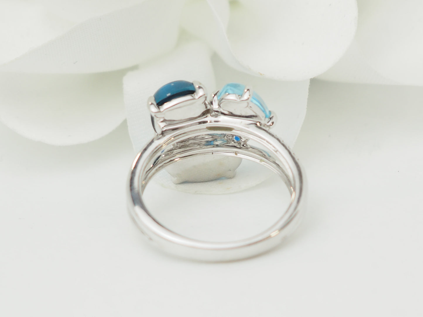 Bague aigue-marine et topazes bleues en or blanc