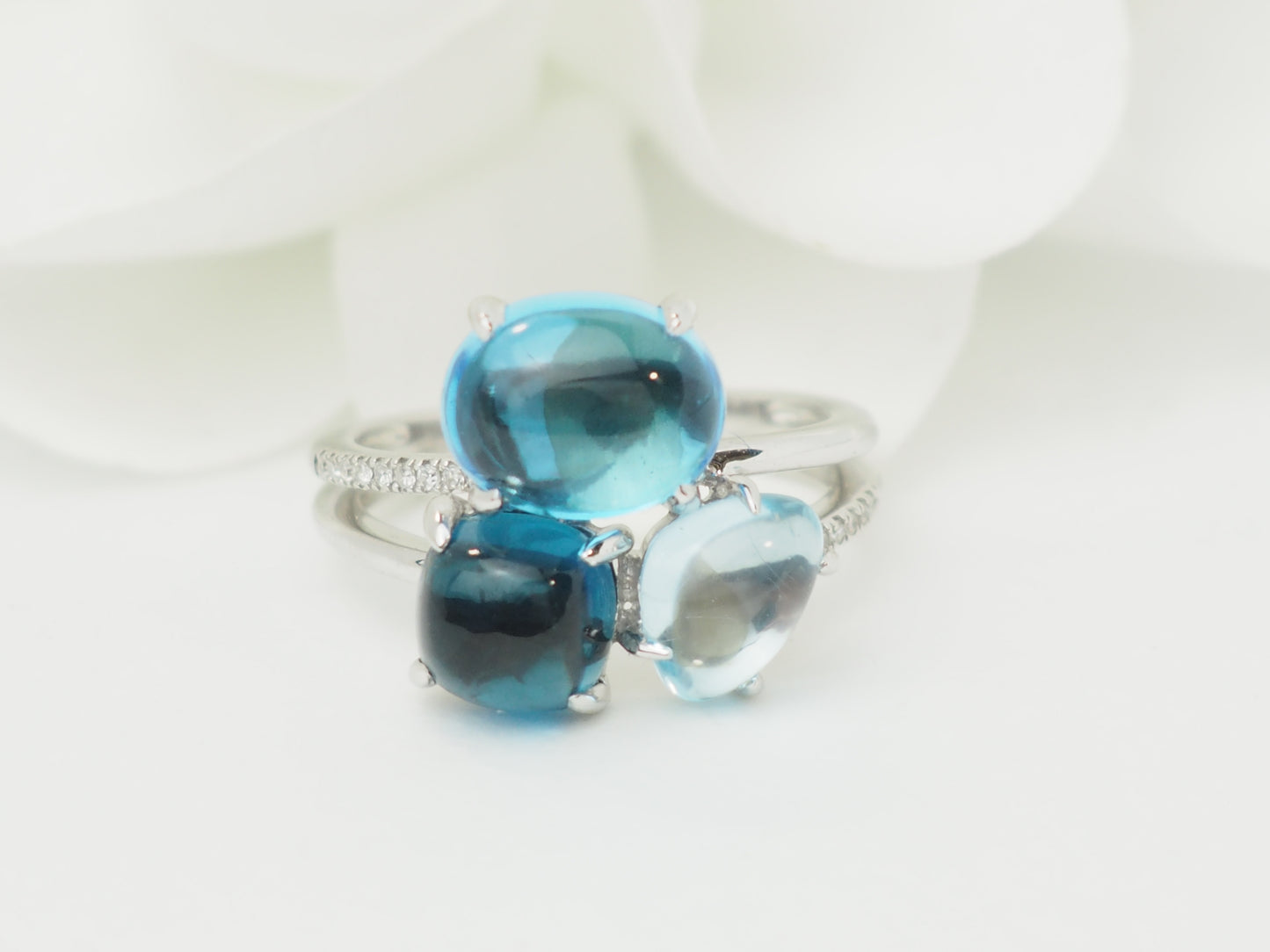 Bague contemporaine en or blanc sertie d'aigue-marine et topaze Blue London