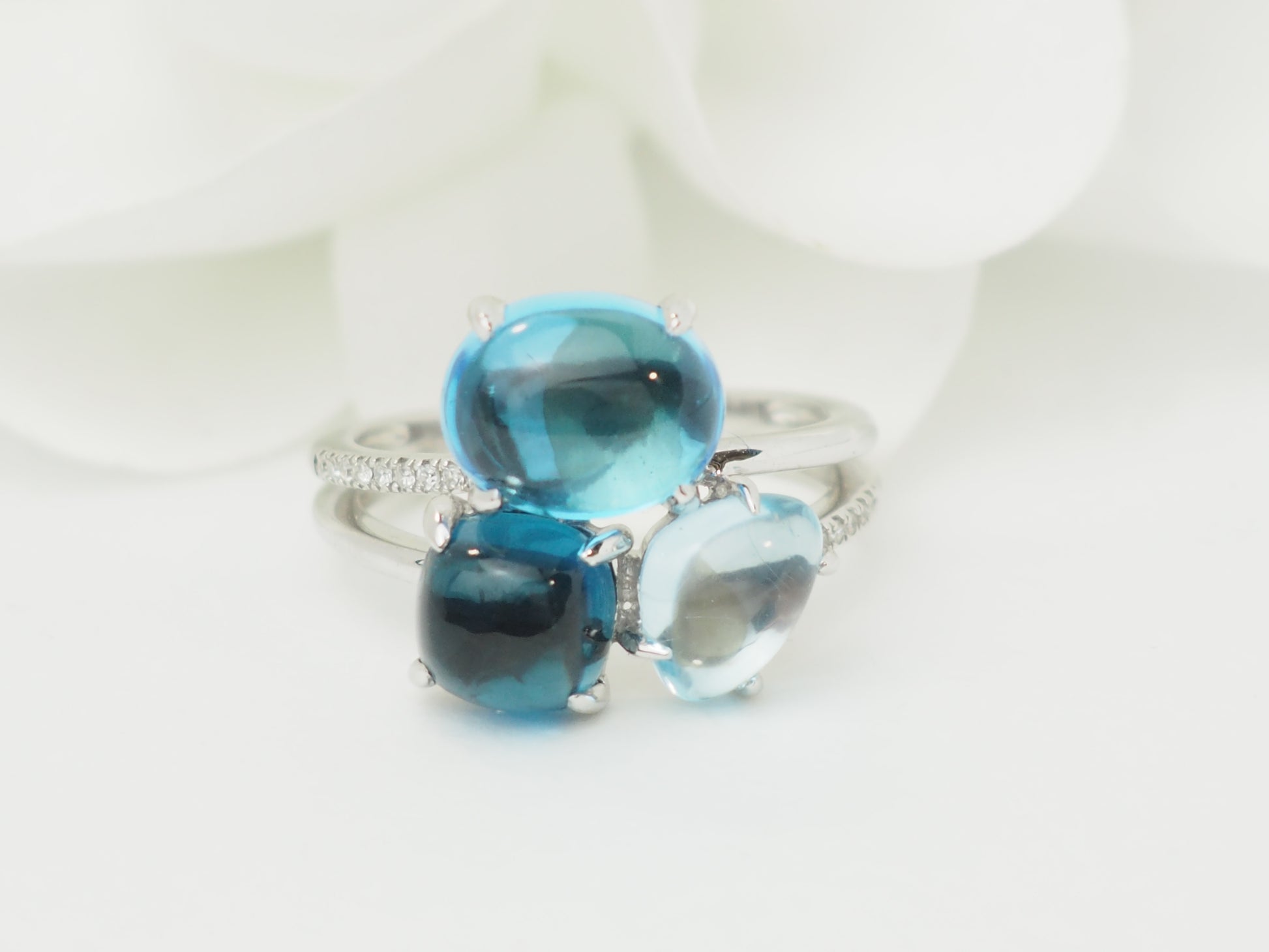 Bague contemporaine en or blanc sertie d'aigue-marine et topaze Blue London