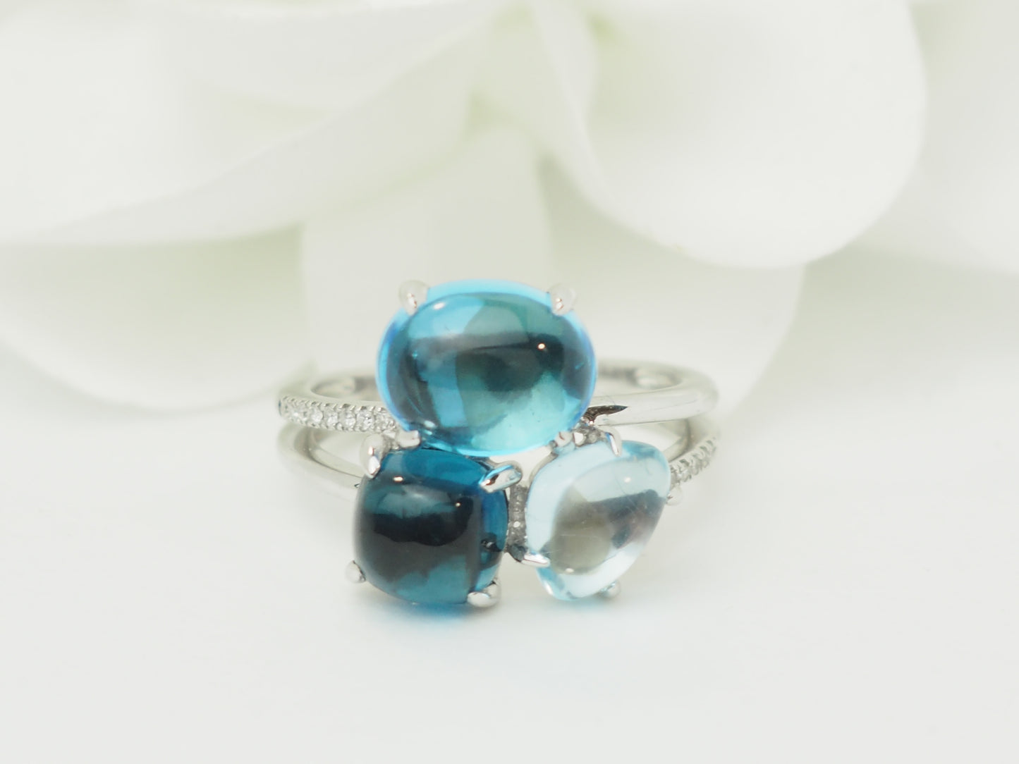 Bague aigue-marine et topazes bleues en or blanc