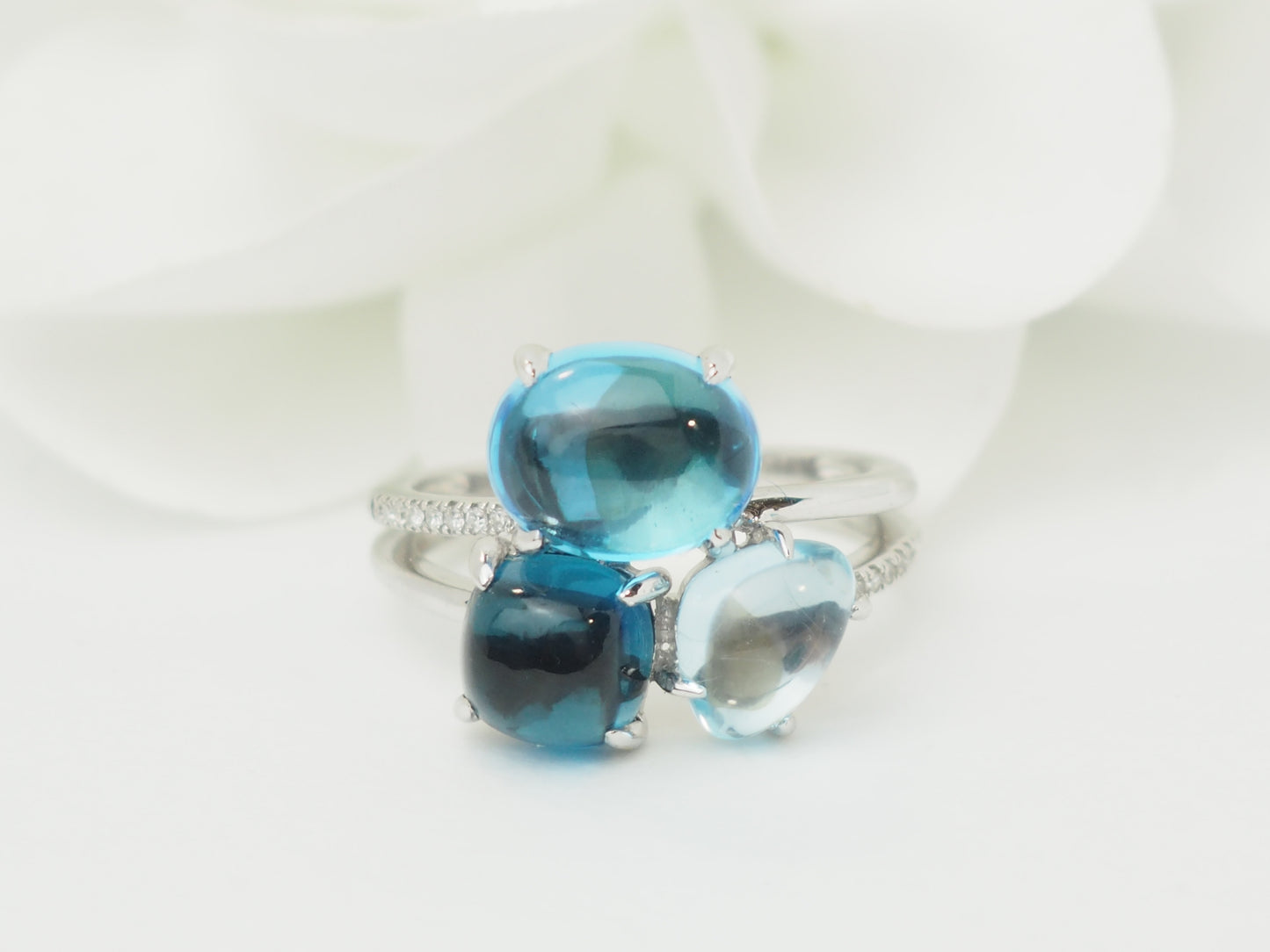 Bgaue en or blanc aigue-marine naturelle et des topazes bleues en cabochons.