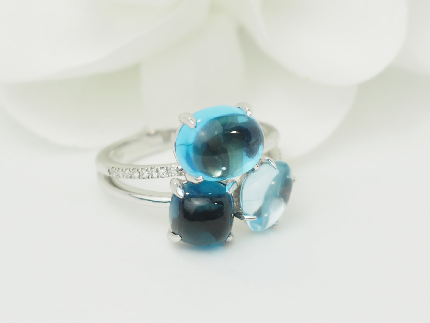 Bague aigue-marine et topazes bleues en or blanc