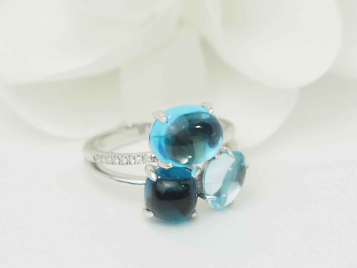 Bague aigue-marine et topazes bleues en or blanc