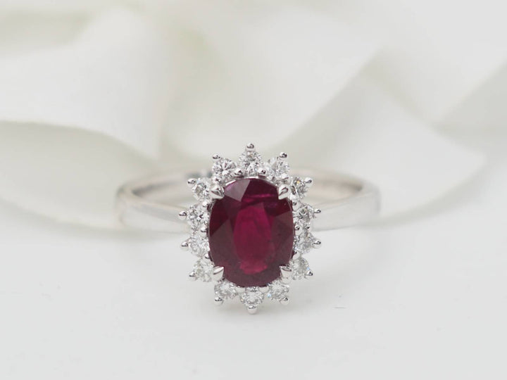 Bague entourage en or or blanc, rubis 0.95ct et diamants