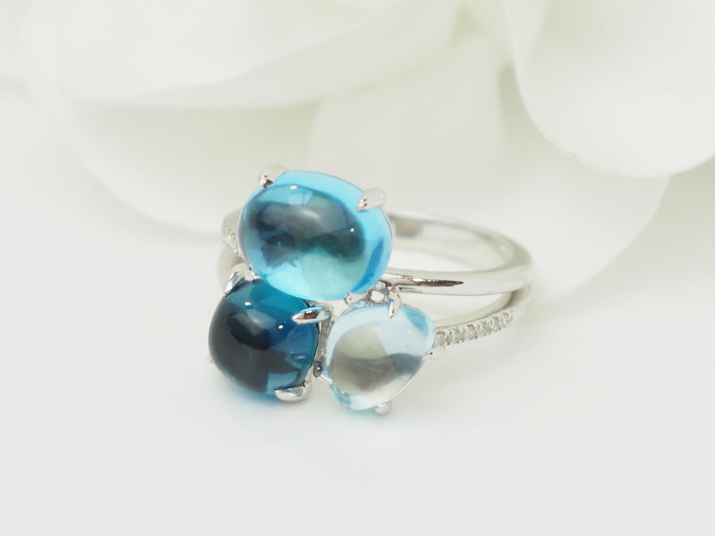 Bague pierres fines bleues et diamants naturels en or blanc 18 kt