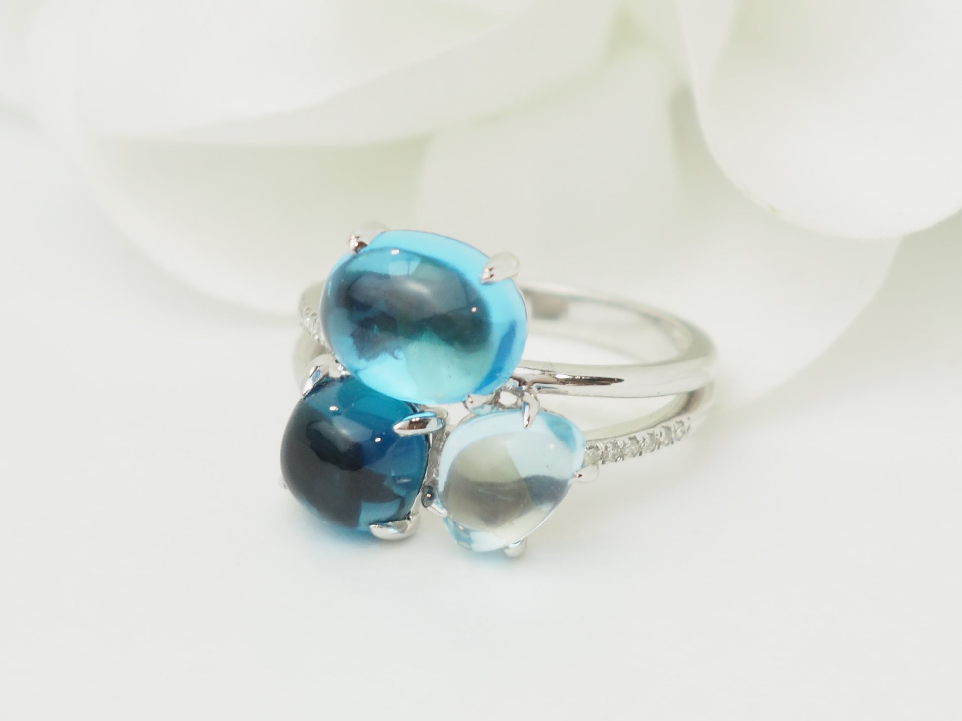 Bague pierres fines bleues et diamants naturels en or blanc 18 kt