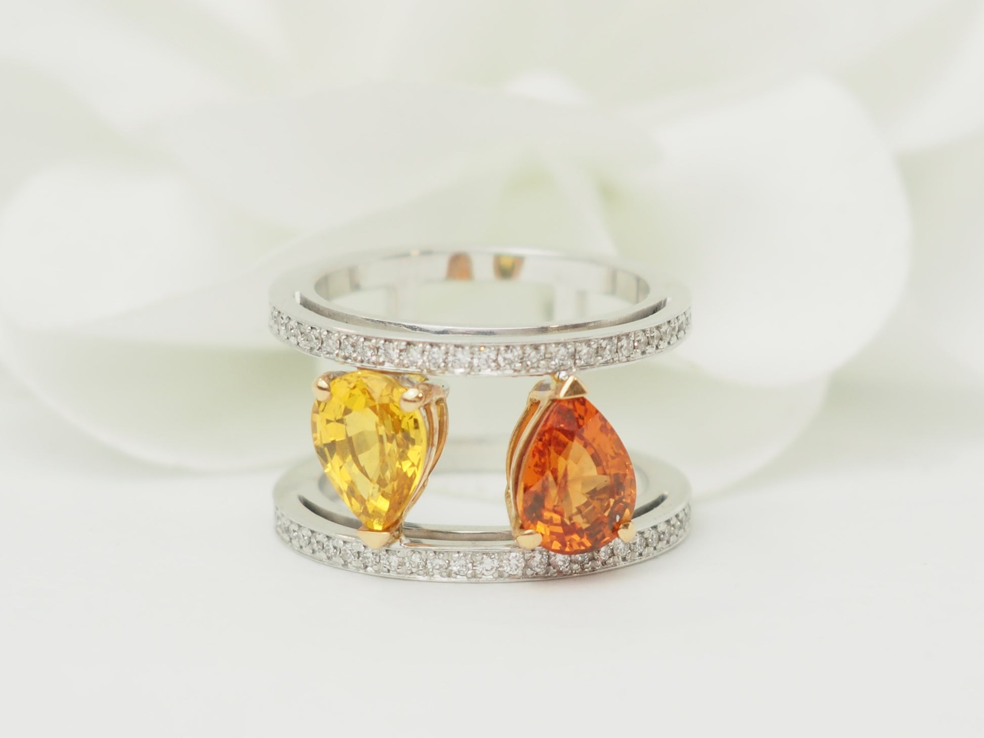 Bague saphirs de couleur et diamants en or blanc 18 kt – Bijou d'occasion Marseille