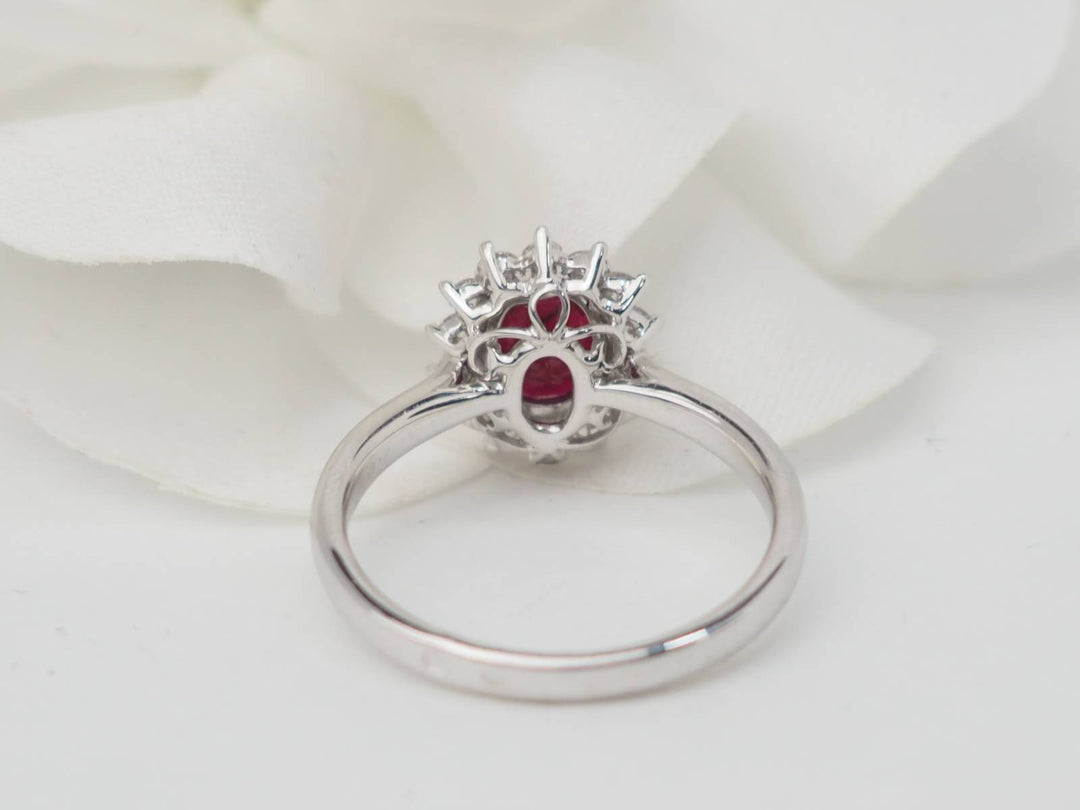 Bague entourage en or or blanc, rubis 0.95ct et diamants