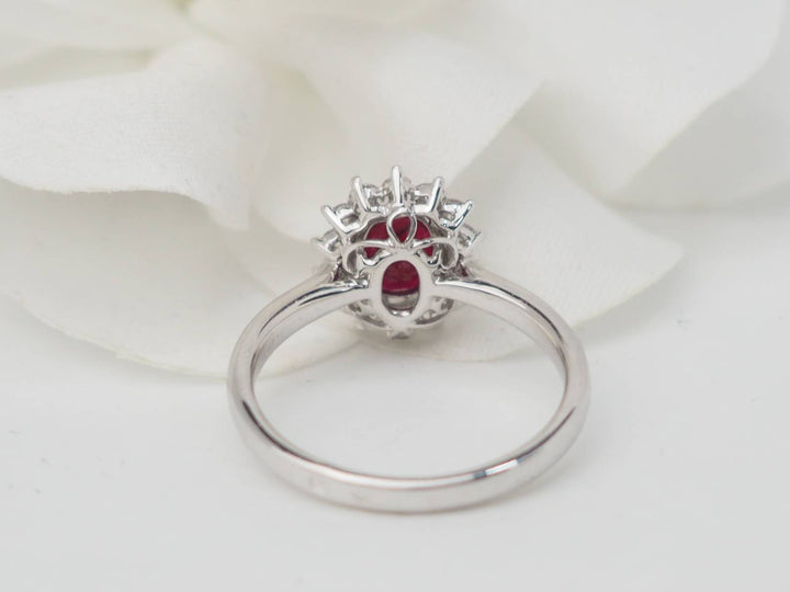 Bague entourage en or or blanc, rubis 0.95ct et diamants