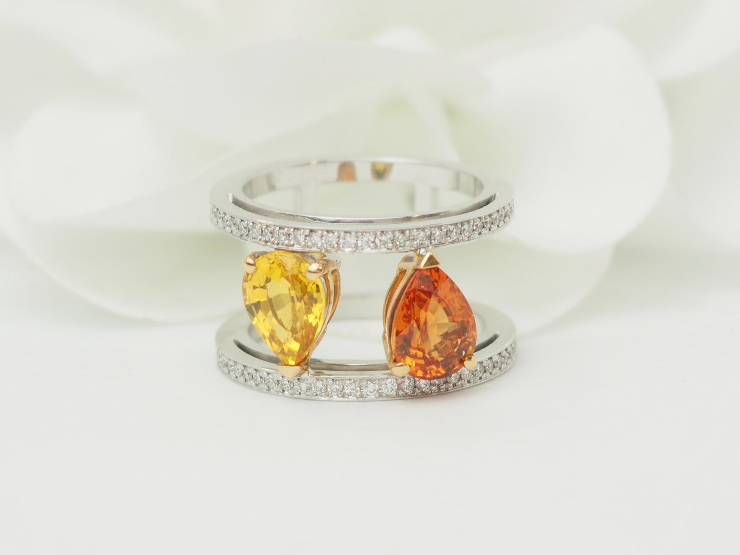 Bague Toi et Moi diamants naturels 0,58 ct et saphirs poire en or blanc