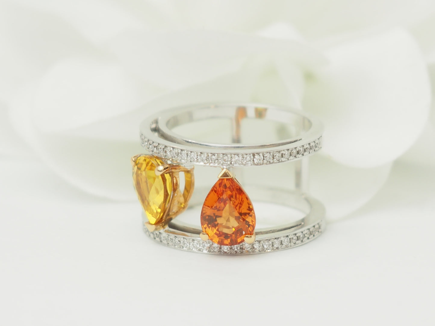 Bague Toi et Moi en or blanc, saphirs jaune et orange et diamants naturels