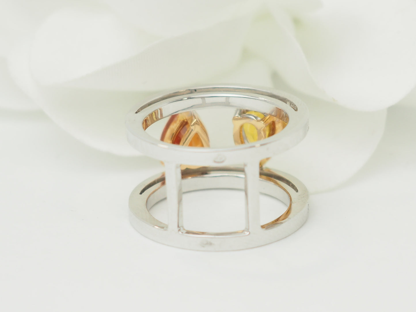 Bague Toi et Moi en or blanc, saphirs jaune et orange et diamants naturels