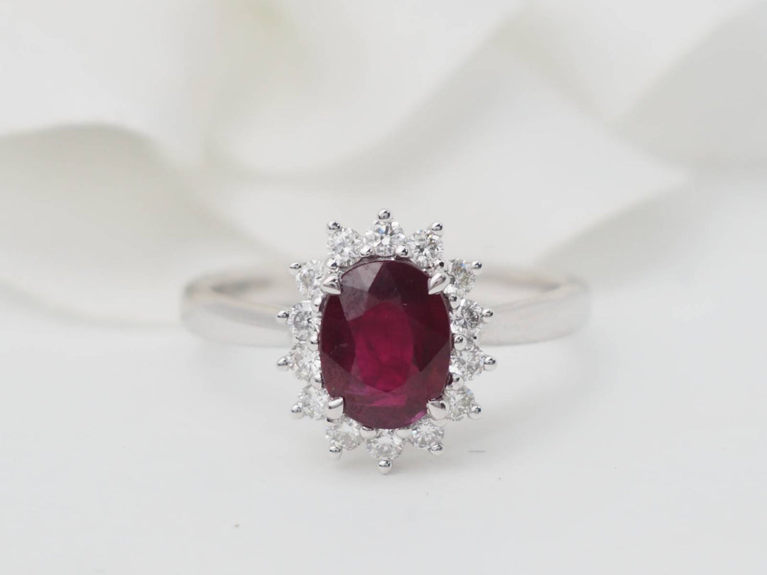 Bague entourage en or or blanc, rubis 0.95ct et diamants