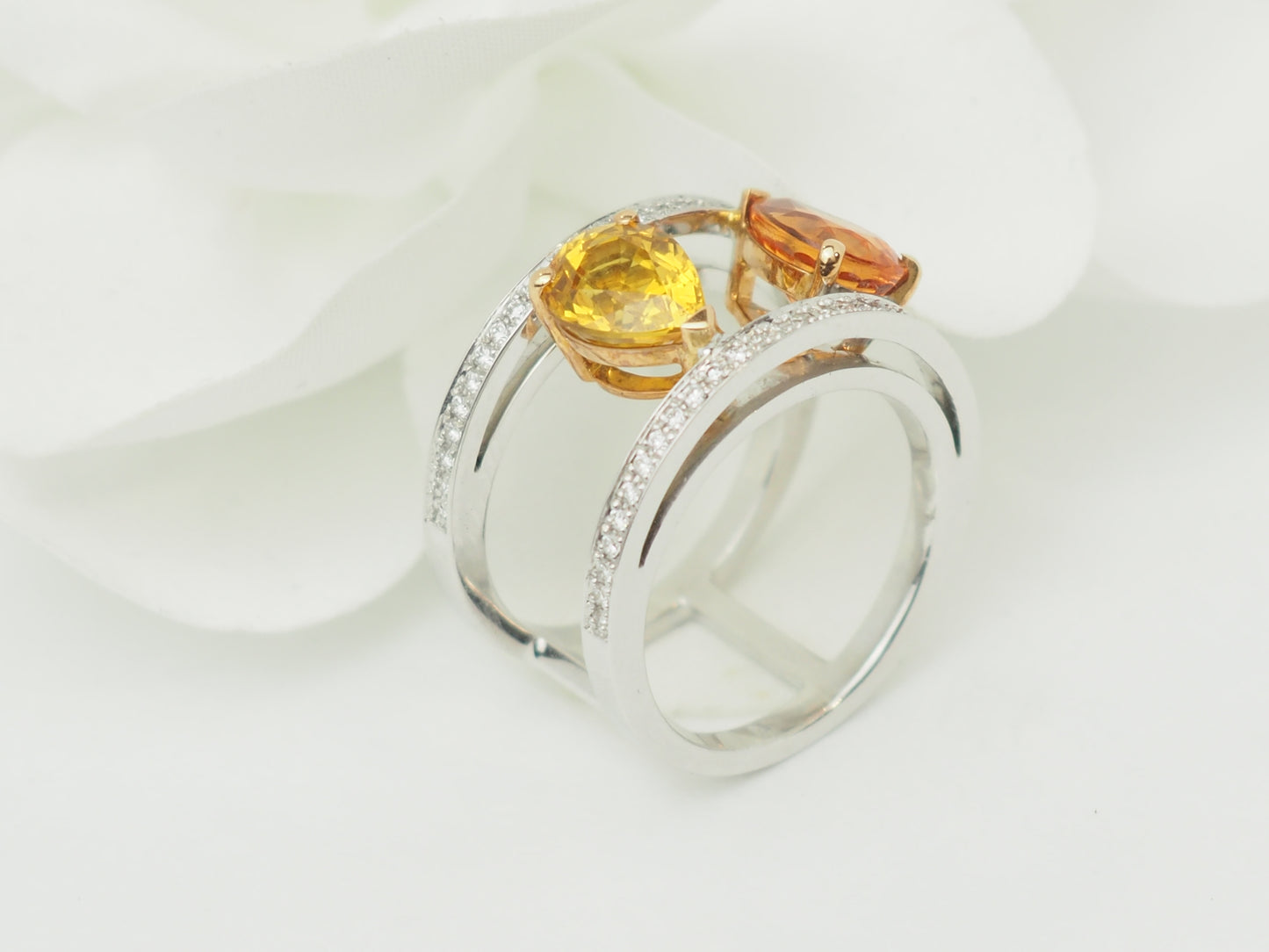 Bague Toi et Moi en or blanc, saphirs jaune et orange et diamants naturels