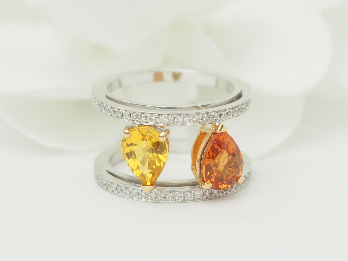 Bague Toi et Moi en or blanc, saphirs jaune et orange et diamants naturels