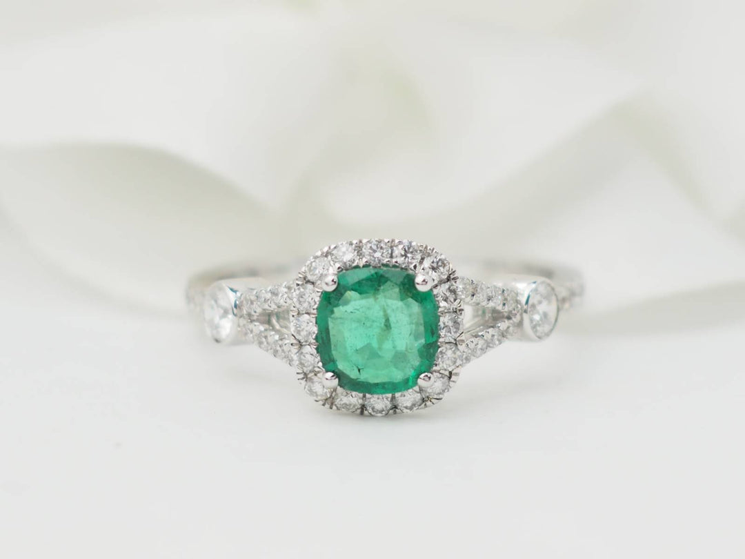 Bague entourage en or blanc, émeraude 0.61ct et diamants