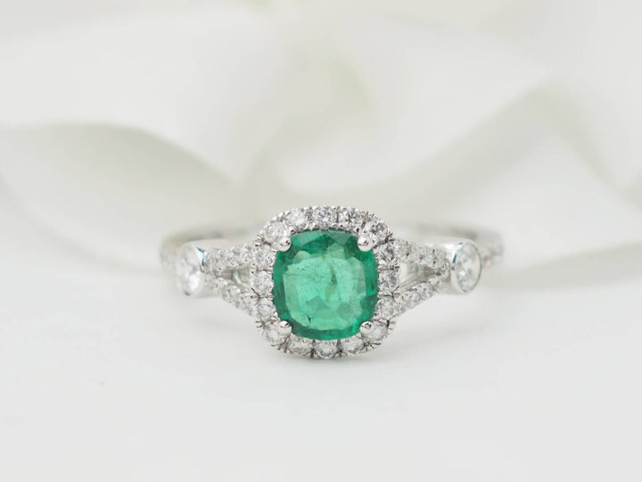 Bague entourage en or blanc, émeraude 0.61ct et diamants