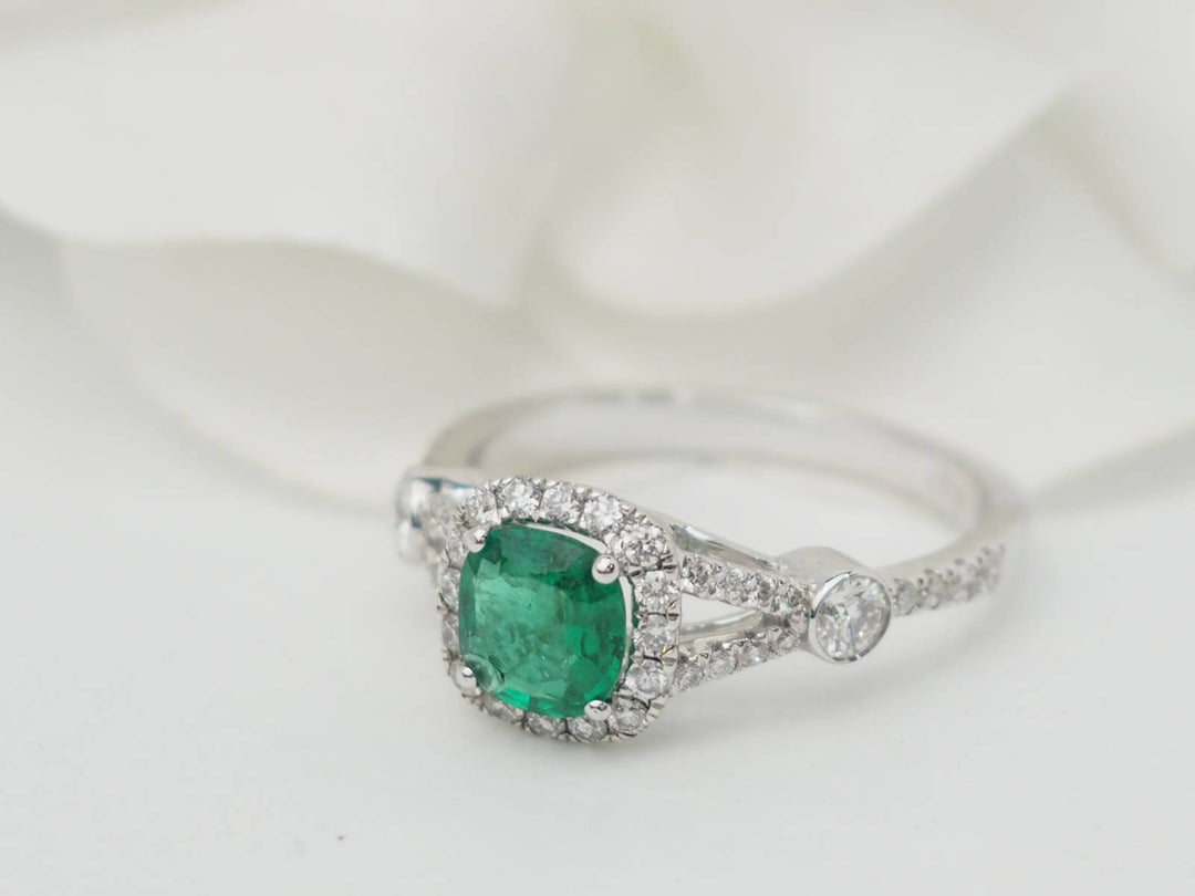 Bague entourage en or blanc, émeraude 0.61ct et diamants