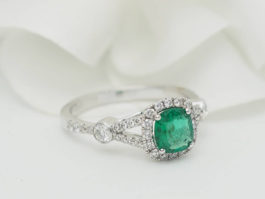 Bague entourage en or blanc, émeraude 0.61ct et diamants