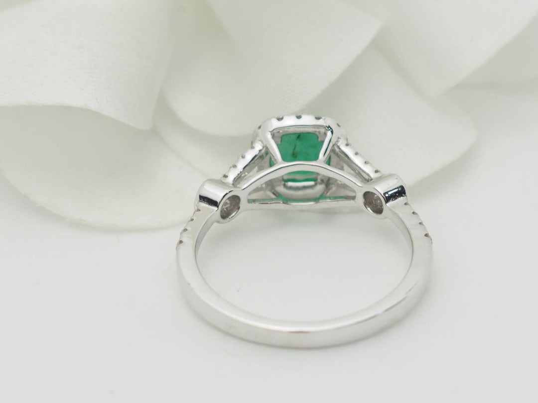 Bague entourage en or blanc, émeraude 0.61ct et diamants