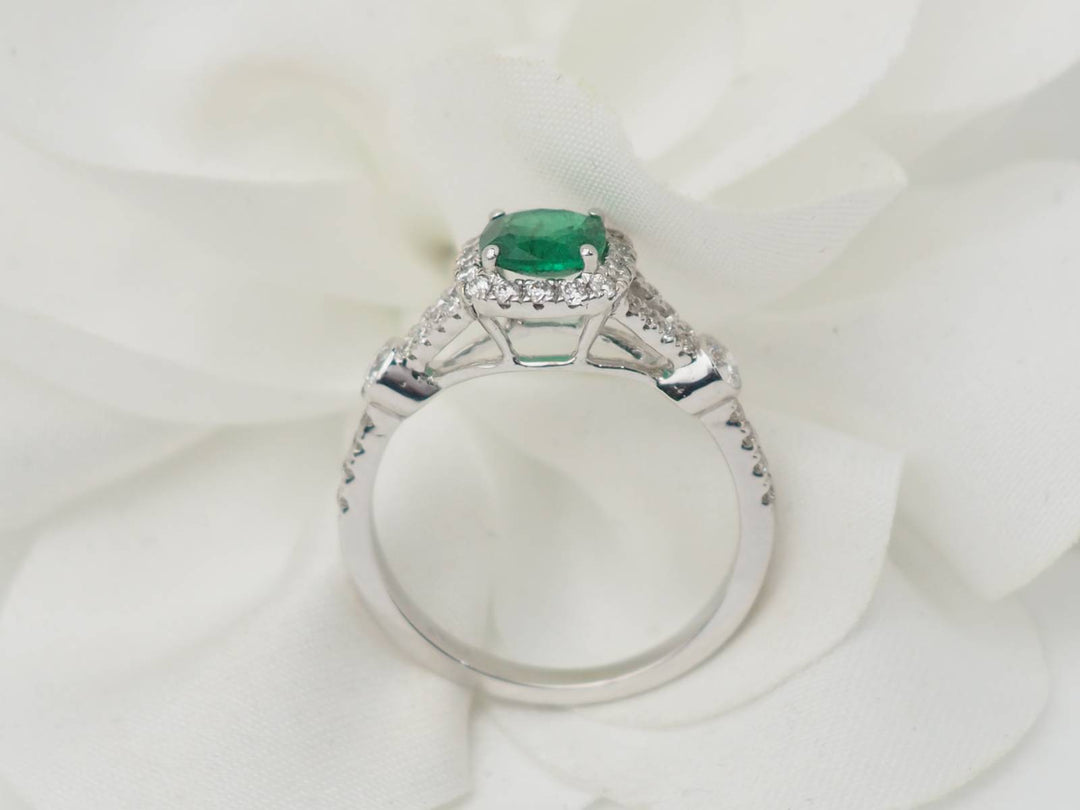 Bague entourage en or blanc, émeraude 0.61ct et diamants