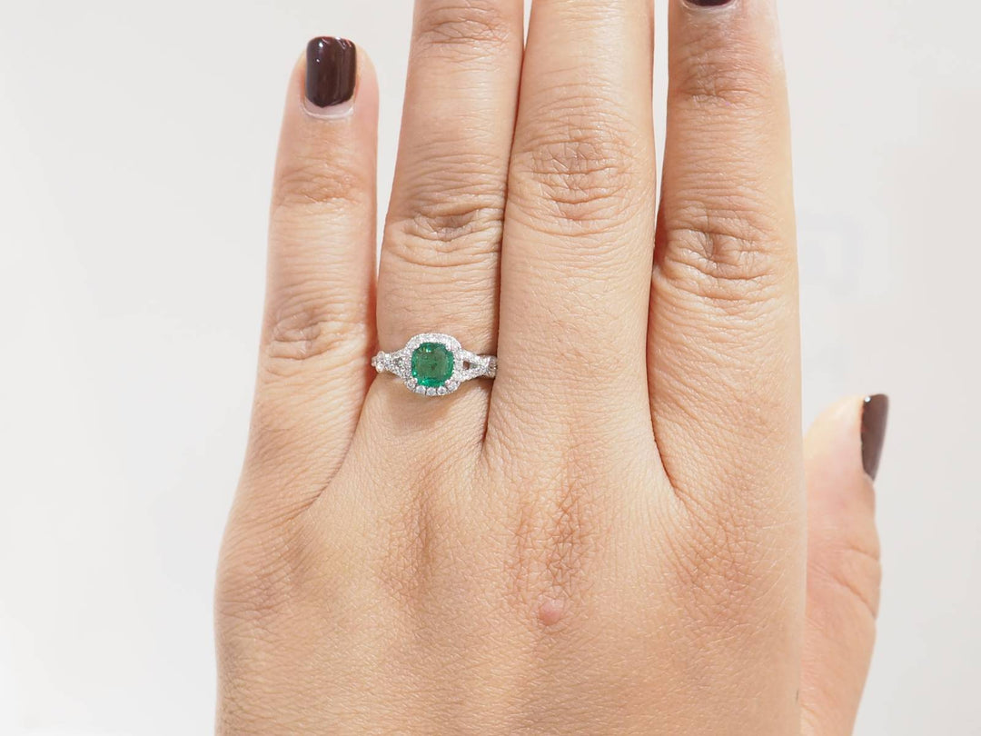 Bague entourage en or blanc, émeraude 0.61ct et diamants
